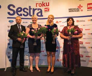 Oficiální fotografie oceněných s kyticemi - momentka z akce Sestra roku v časopise InSIGHT