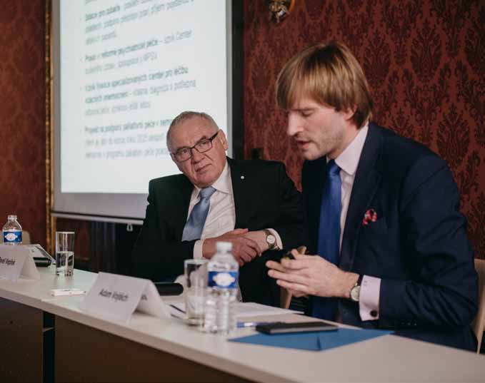 Pavel Vepřek, zakladatel iniciativy Zdravotnictví 2.0, naslouchá slovům ministra zdravotnictví Vojtěcha Adama. Více v článku časopisu InSIGHT.