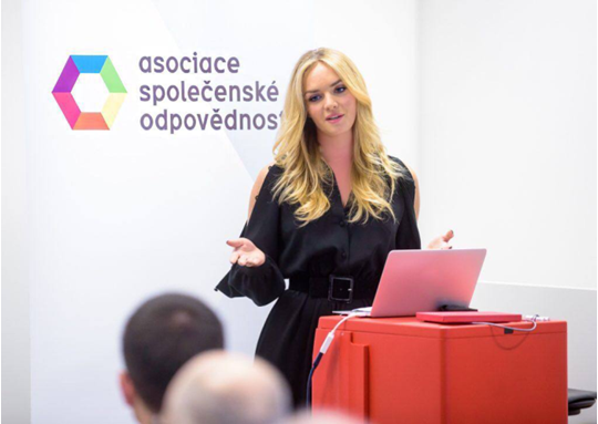Tatiana Gregor Brzobohatá hovorí na akcii Asociácie spoločenskej zodpovednosti. Tatiana je tiež ambasádorkou značky HARTMANN