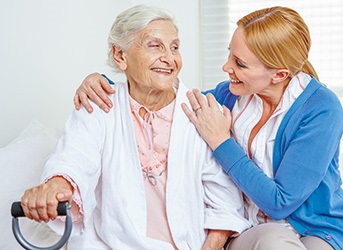 Pflegerin im Gespräch mit Seniorin