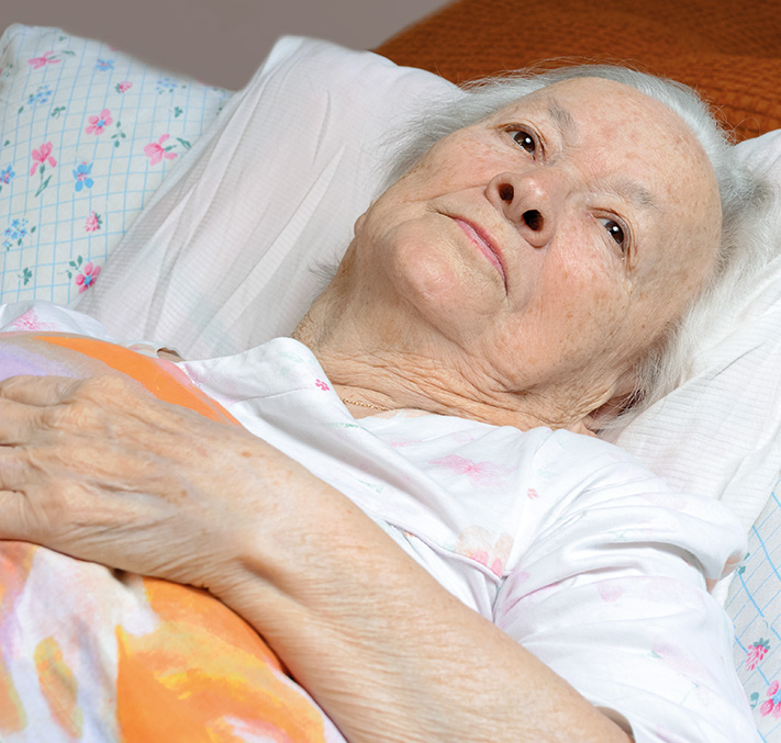Seniorin im Bett