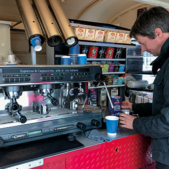 Mann vor Espressoautomat