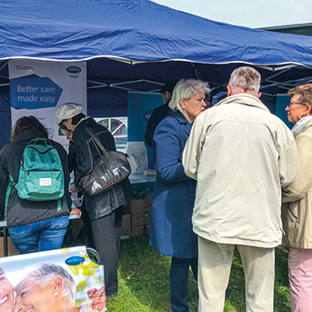 Besucher vor Infostand draussen