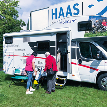 Inko-Mobil vor Haas Gebäude