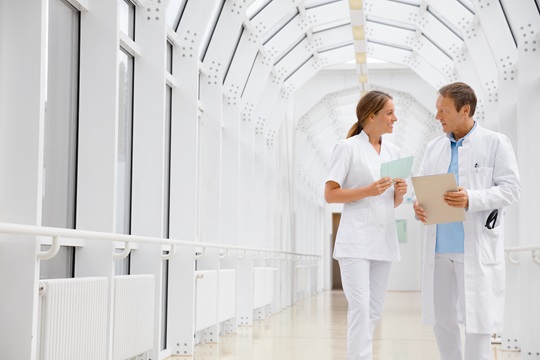 Lekár a lekárka konzultujú vhodný liečebný postup, môže ním byť napríklad operačná liečba inkontinencie, ako jedna z metód liečby pri nechcenom úniku moču.