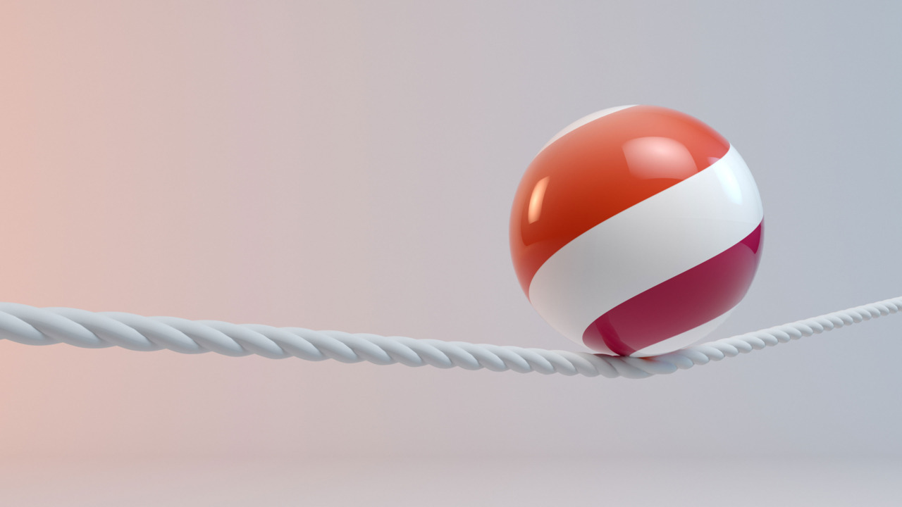Bunter Ball balanciert auf Seil