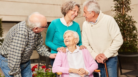 Seniorin mit ihrer Familie