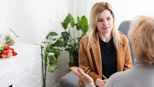 Psychologin betreut ältere Dame