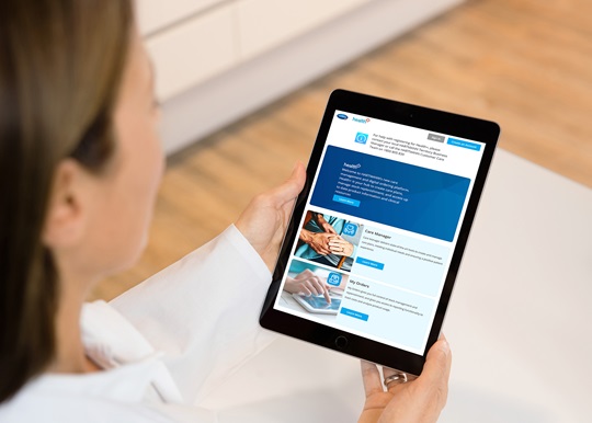 HILMAS Woman in front of computer