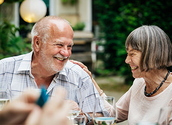Mann und Frau in lustiger Unterhaltung