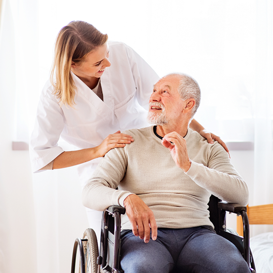 Wunschversorgung mit HILMAS - Pflegerin betreut Senioren