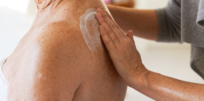 Hautpflege bei älteren Menschen