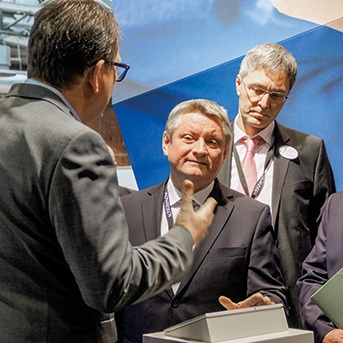 Bundesgesundheitsminister Hermann Gröhe am HARTMANN-Stand beim Deutschen Pflegetag 2016