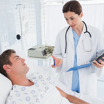 Ärztin führt Gespräch mit Patienten