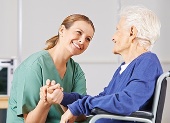 Seniorin im Rollstuhl