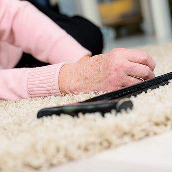 Seniorin stürzt auf Boden