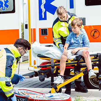 Kind wird vor Rettungswagen ambulant versorgt