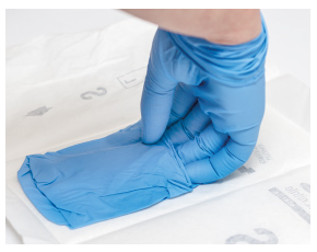 behandschuhte rechte Hand fast linken Pehasoft nitrile Handschuh an