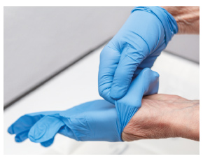 Pehasoft nitrile Handschuh wird über die linke Hand gestülpt