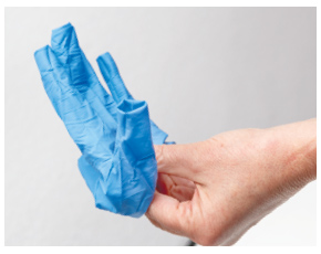 Pehasoft nitrile Handschuh ausgezogen umgestülpt in der Hand