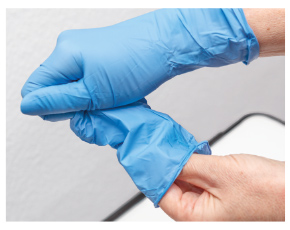 Pehasoft nitrile Handschuh beim Ausziehen des ersten Handschuh