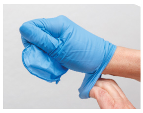 Pehasoft nitrile zweiter Handschuh wird ausgezogen