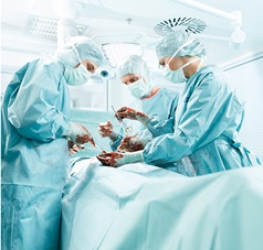 Arzt und OP Schwester bei Operation