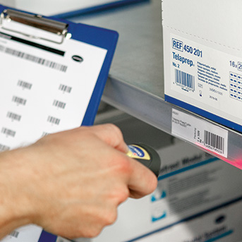 Hand scannt Barcode ein