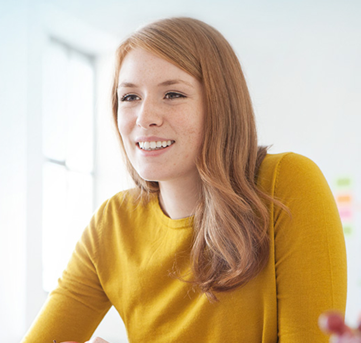 Blonde Frau mit gelben Pulli