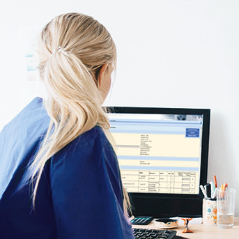 Frau vor Bildschirm PUSH CONTROL OP