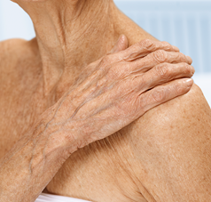 Hand liegt auf entblöster Schulter