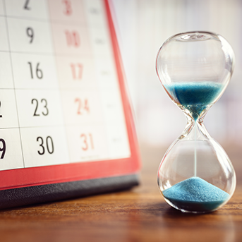 Sanduhr vor Kalender