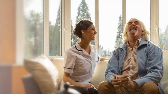 Krankenschwester mit Mann auf Sofa