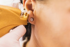 Pielęgnacja rany po piercingu - jak uniknąć powikłań - HARTMANN Polska