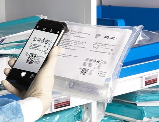 Profesional quirúrgico escaneando un componente para su trazabilidad - Plan Cooper