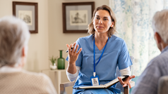 Gespräch zwischen Pflegerin und Senioren