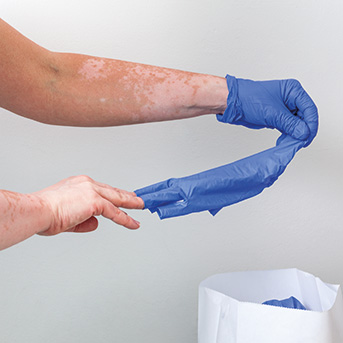 Hände die Handschuhe ausziehen