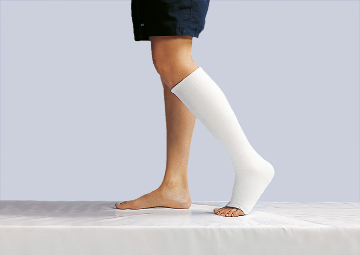 Varolast Plus fertig angelegter Verband im Stehen