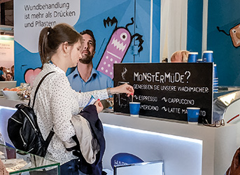 Bremer Wundkongress Besucherin am Stand