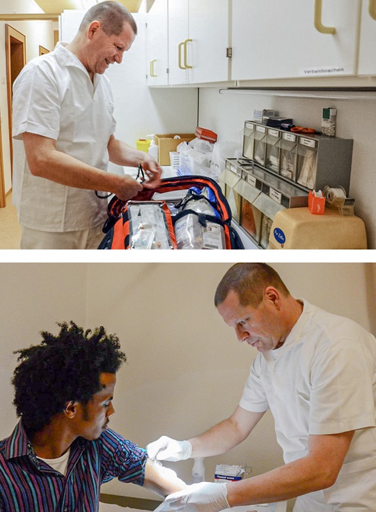 Bruder Antonius mit Patient und Notfallkoffer