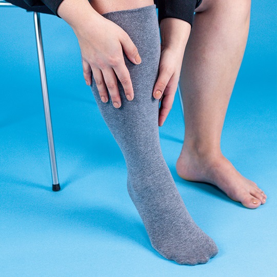 Anlegen von Compreflex: Schritt 2 - Unterziehstrumpf