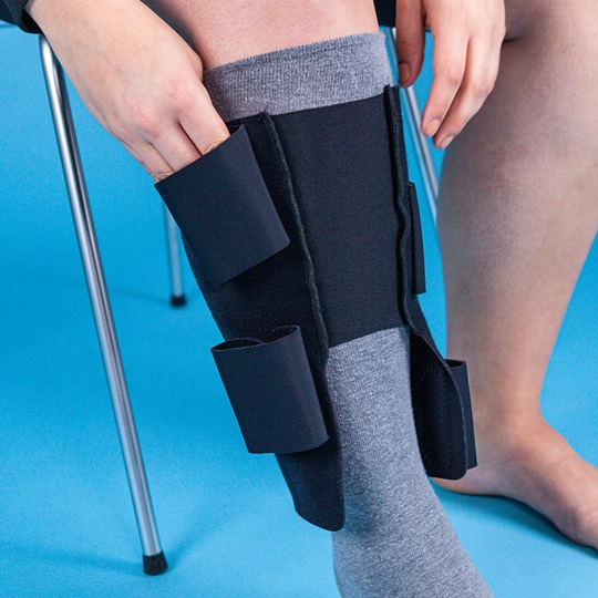 Anlegen von Compreflex: Schritt 3 - Hineinschlüpfen