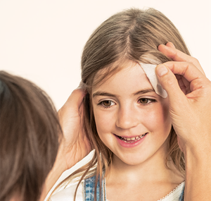 kleines Mädchen bekommt Cosmopor Silicone abgezogen