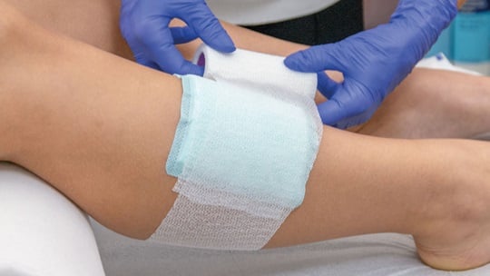 Fixierung von Zetuvit Plus mit Peha-haft am Bein