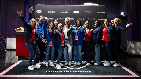 Gruppenbild Crew und Doc Caro beim Wundkosmos