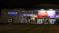 Frontansicht des KOSMOS Filmtheaters bei Nacht