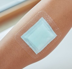 Zetuvit Plus Silicone Border am Unterschenkel