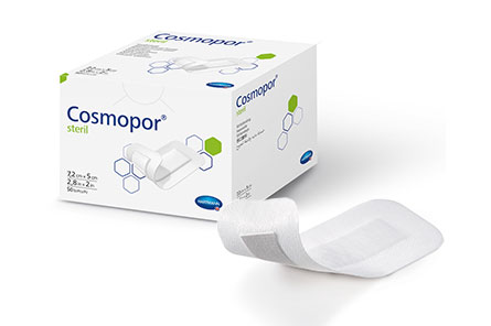 Pooperačná náplasť s mikrosieťkou Cosmopor Steril s krabičkou v pozadí predstavuje jeden z obľúbených produktov klasického krytia na rany od značky HARTMANN