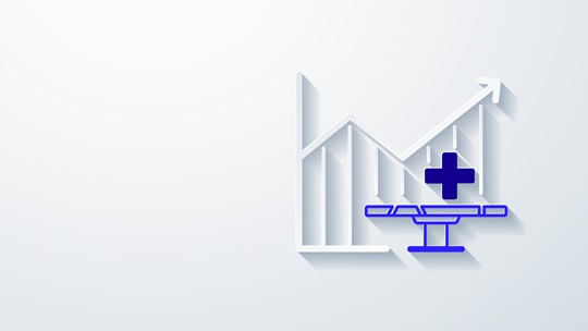 Symbolisch dargestelltes Krankenhaus aus weißen Stäben mit einem Pfeil nach oben, der das Dachdarstellt. Davor aus blauen Strichen eine OP-Liege und ein blaues Plus-Zeichen darüber