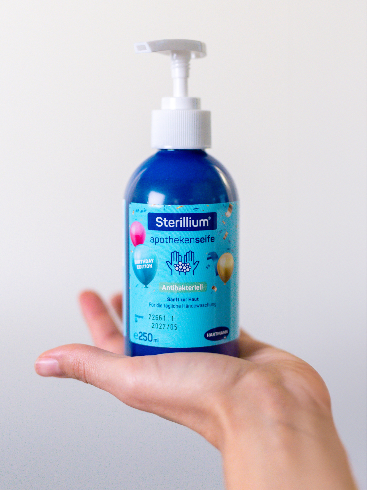 Spenderflasche Sterillium® apothekenseife gehalten von einer Hand.